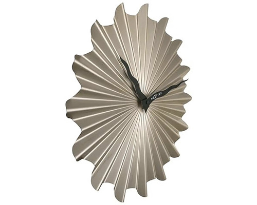 Dekorative Wanduhr mit Sonnenstrahlenmuster und schwarzen Zeigern