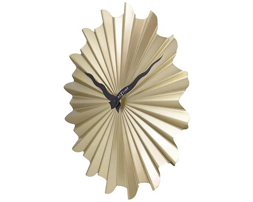 Goldfarbene Wanduhr mit Strahlenmuster für die Innenraumgestaltung