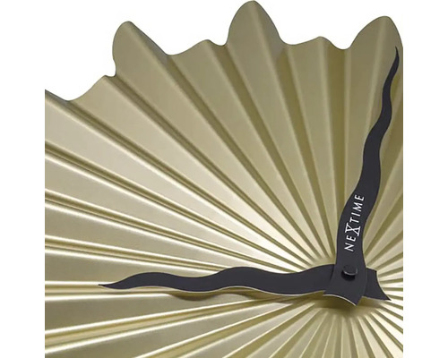 Detailansicht einer Nextime Wanduhr mit radialem Design und geschwungenen Zeigern