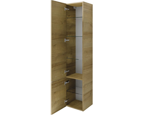 Armoire haute ouverte avec étagères