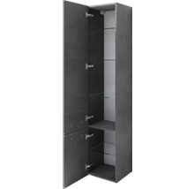 Offener Badezimmerschrank mit Regalböden aus Glas und Tür