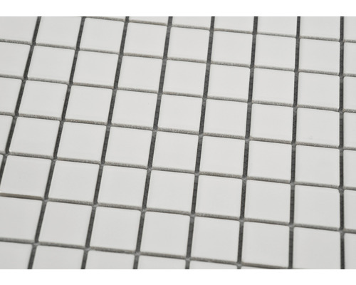 Nahaufnahme von weißen quadratischen Mosaikfliesen