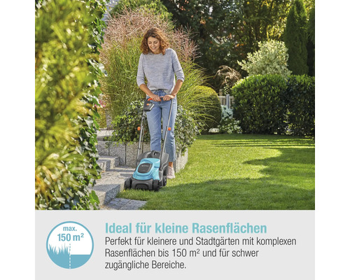 Eine Frau benutzt einen Rasenmäher im Garten.