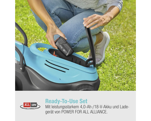 Eine Person setzt einen Akku in einen Rasenmäher