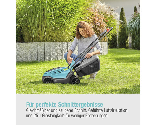 Frau setzt Grasfangkorb an Rasenmäher an