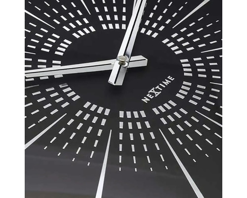 Vue détaillée d''une horloge murale Nextime avec des aiguilles et un cadran argentés