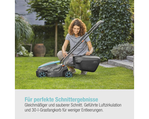 Frau montiert Rasenmäher mit 30 Liter Grasfangkorb im Garten