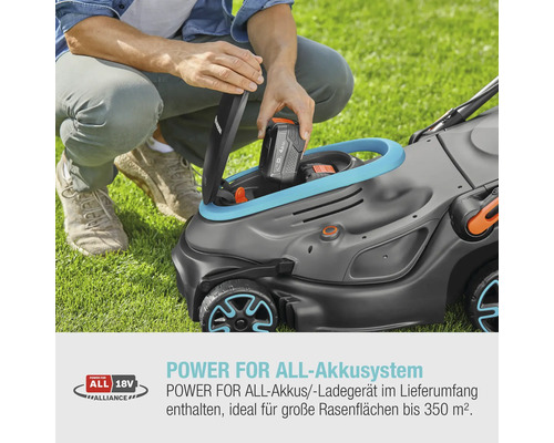 Mann setzt Akku in Gardena Rasenmäher ein