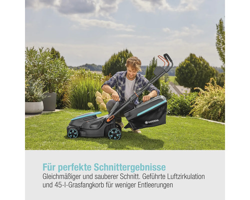 Mann befestigt einen Grasfangkorb an einem Rasenmäher von Gardena im Garten.