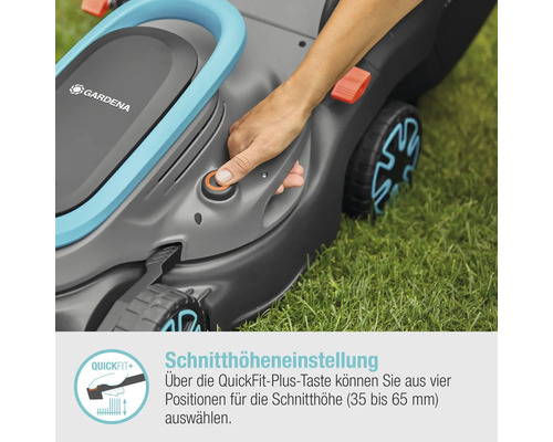 Detailansicht eines Gardena Rasenmähers mit Hand am QuickFit Plus Knopf zur Schnitthöheneinstellung.