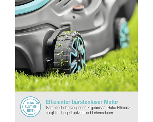 Detailaufnahme eines Rasenmähers im Gras