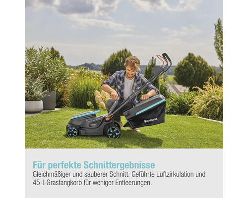 Mann befestigt Grasfangkorb an Gardena Akku Rasenmäher im Garten.