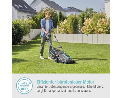 Ein Mann mäht Rasen mit einem Gardena Rasenmäher im Garten.