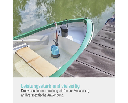 Gartenpumpe im Boot am Steg