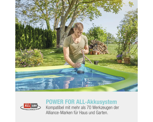 Mann benutzt eine Wasserpumpe, um einen Pool im Garten zu entleeren. Power for All Akkusystem Logo.