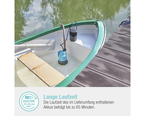 Gartena Tauchpumpe im Boot neben einem Holzsteg