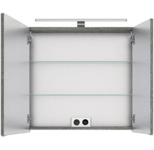 Geöffneter Spiegelschrank mit Glasböden und Steckdosen
