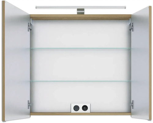 Geöffneter Spiegelschrank mit Glasböden, Beleuchtung und Steckdosen