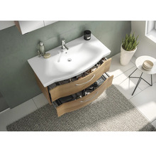 Badezimmer mit Waschbeckenunterschrank, offenem Schubladensystem und Teppich