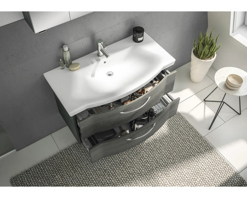 Badezimmer mit Waschbeckenunterschrank, geöffneten Schubladen und Badezimmerutensilien