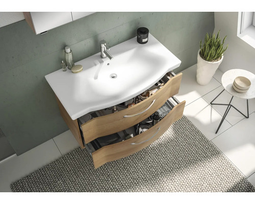 Badezimmer mit Waschtischunterschrank, offenem Schubladenauszug, Waschbecken und Dekoration