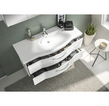 Badezimmer mit Waschbeckenunterschrank, offenem Schubladensystem und Ablagefläche