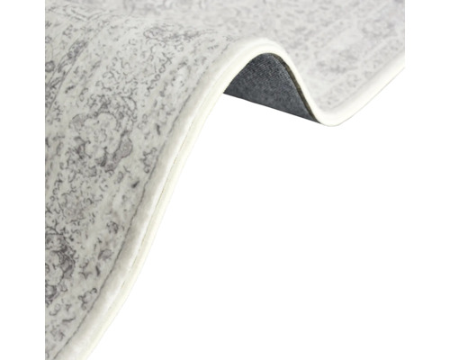 Vue détaillée d''un tapis à motifs avec envers textile