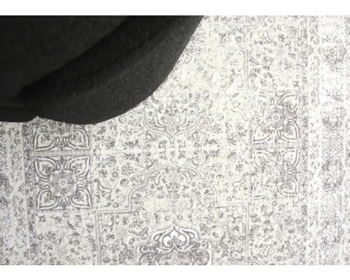 Tapis à motif ornemental sous un meuble