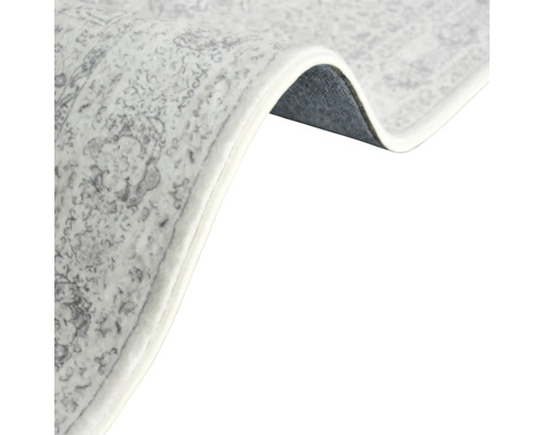 Vue détaillée d''un tapis à motifs floraux