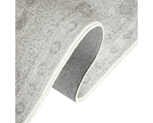 Vue détaillée d''un tapis avec un motif et un dos en textile.