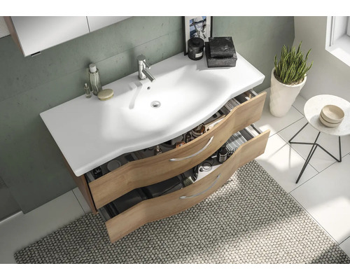 Meuble-lavabo avec système de tiroirs ouverts dans une salle de bain moderne