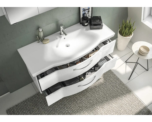 Modernes Badezimmer mit Waschbeckenunterschrank, offen Schubladen und Teppich