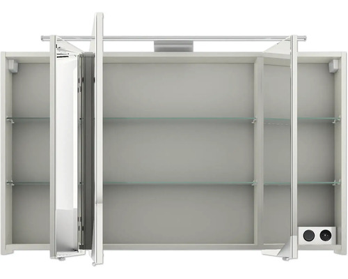 Geöffneter Spiegelschrank mit Glasablagen für das Badezimmer