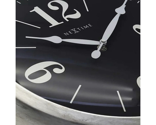 Detailaufnahme einer Nextime Wanduhr mit Stunden-, Minuten- und Sekundenzeiger