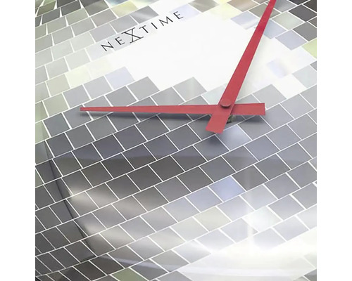 Nextime Wanduhr mit Mosaikmuster und roten Zeigern