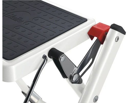 Detailansicht einer Trittleiter mit rutschfester Trittfläche