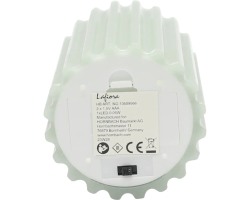 Dessous d''une bougie LED Lafiora avec des informations sur les piles et le fabricant Hornbach.