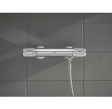 Robinet de douche Grohe avec flexible sur mur gris