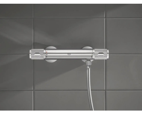 Robinet de douche Grohe avec flexible sur mur gris