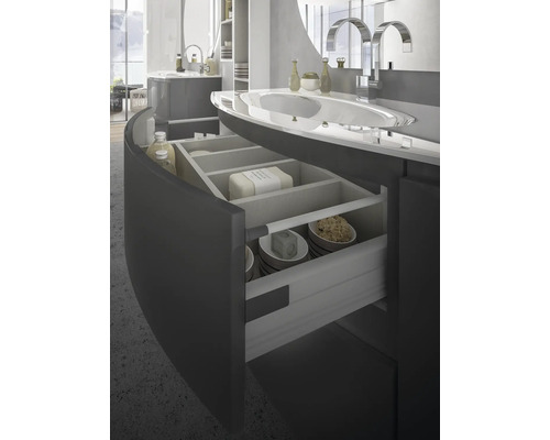 Badezimmer mit offenem Schubladenelement zur Aufbewahrung von Badutensilien