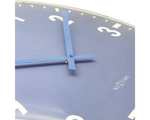 Nahaufnahme einer Nextime Wanduhr mit Ziffernblatt und Zeigern