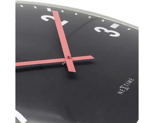 Vue détaillée d''une horloge murale Nextime avec aiguilles des heures et des minutes
