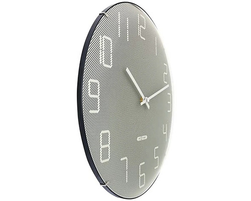 Wanduhr mit Ziffernblatt und Zeigern