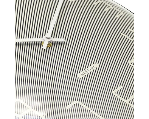 Detailansicht einer Nextime-Wanduhr mit Streifenmuster und Zeitanzeige