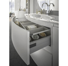 Salle de bain avec élément de tiroir ouvert sous le lavabo
