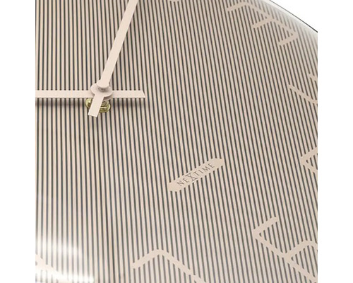 Vue détaillée d''une horloge murale Nextime avec aiguilles et cadran