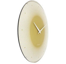Wanduhr mit geometrischem Muster und Zeitanzeige