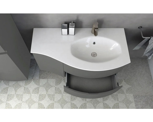 Ansicht von oben auf einen Badezimmerschrank mit Waschbecken, Armatur, Seifenspender und Handtuch