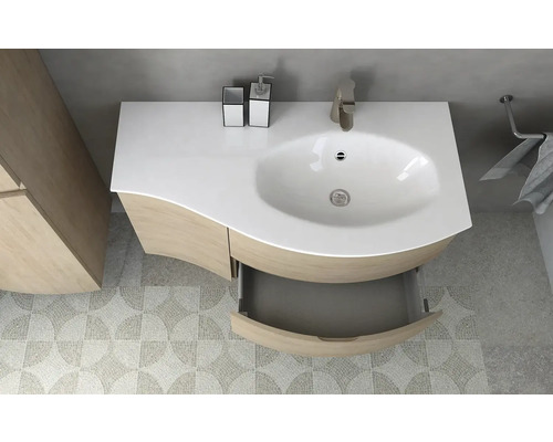 Salle de bains avec lavabo, robinet et tiroir en bois ouvert