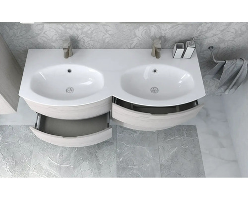 Doppelwaschtisch mit zwei Becken und offenen Schubladen im Badezimmer